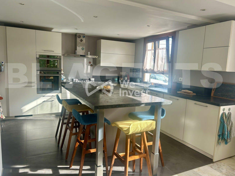 Maison - 228 m² - 10 pièces