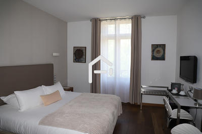 Maison - 1 000 m² - 28 pièces