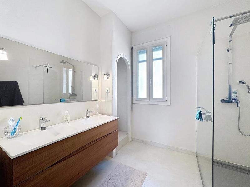 Propriété - 270 m² - 9 pièces