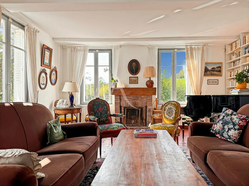 Maison - 261 m² - 11 pièces