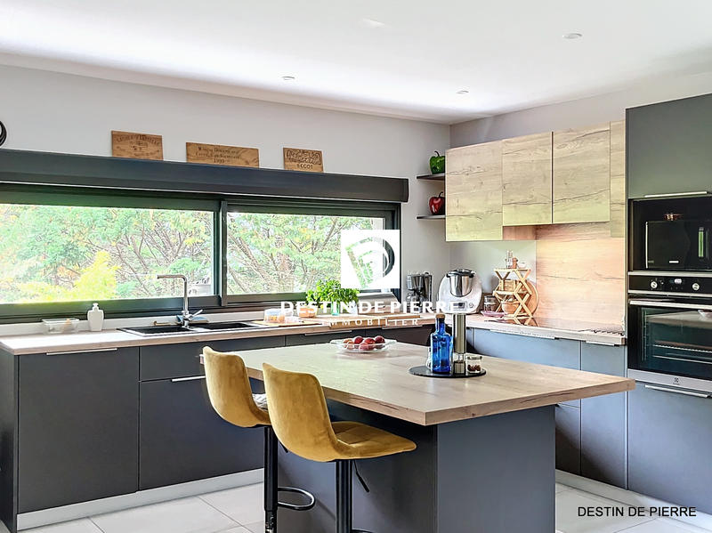 Maison - 202 m² - 4 pièces