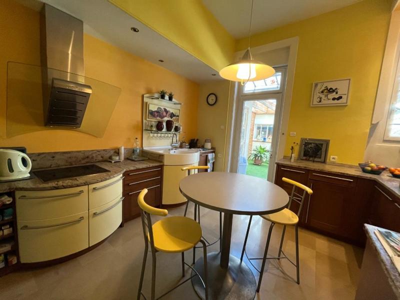 Maison - 263 m² - 10 pièces