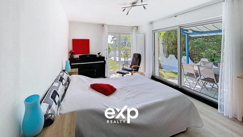 Maison - 219 m² - 9 pièces