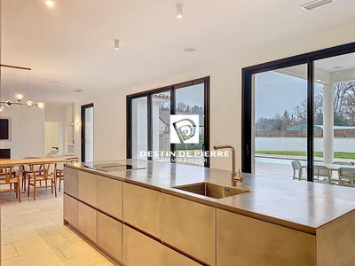 Maison - 219 m² - 6 pièces