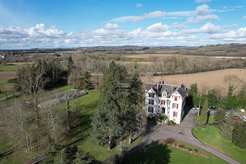 Propriété - 1 200 m² - 50 pièces