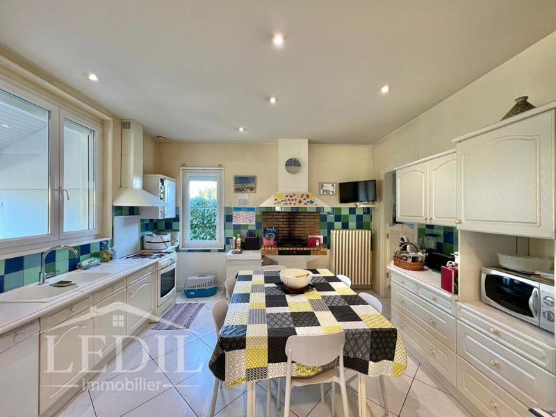 Maison - 330 m² - 6 pièces