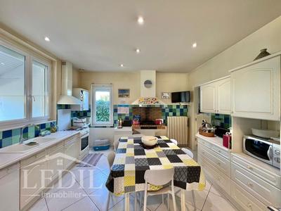 Maison - 330 m² - 6 pièces