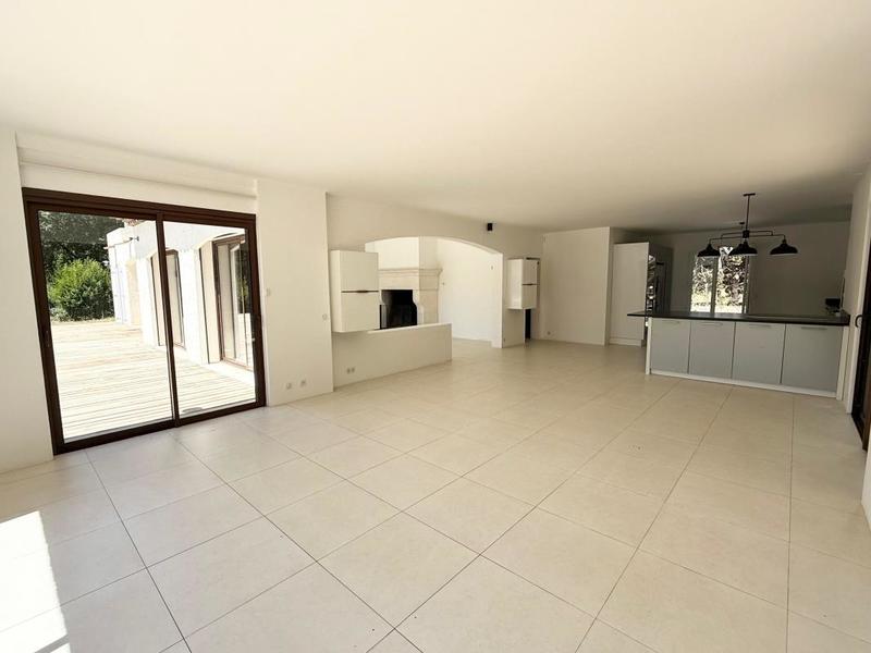 Maison - 242 m² - 9 pièces