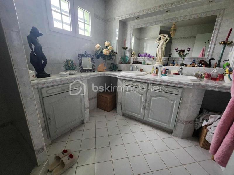 Maison traditionnelle - 308 m² - 10 pièces