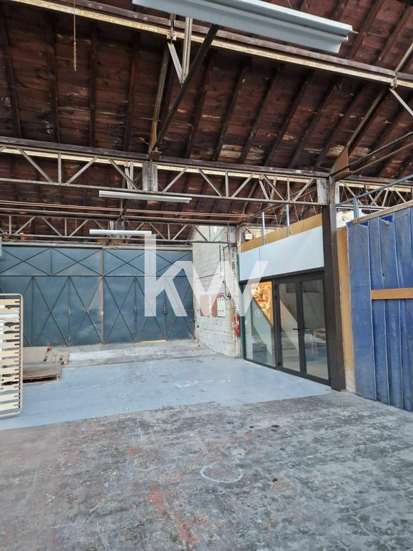 Magasins - 2 200 m²