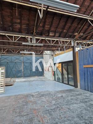 Magasins - 2 200 m²