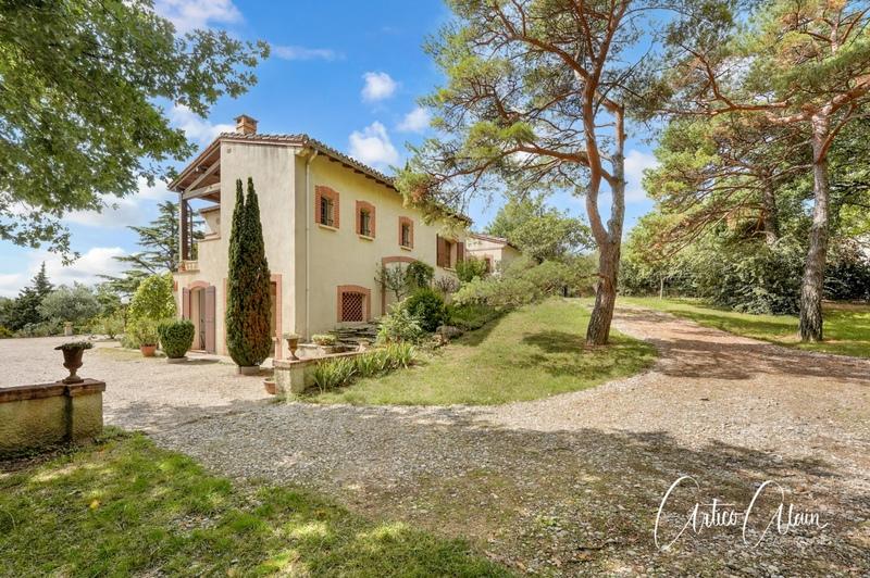 Propriété - 326 m² - 10 pièces