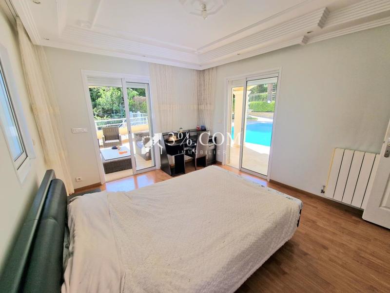 Villa - 300 m² - 15 pièces