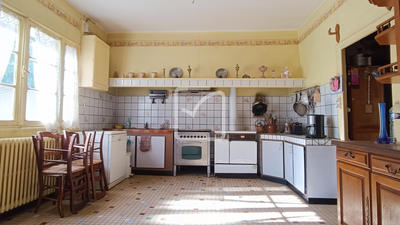 Maison - 234 m² - 8 pièces