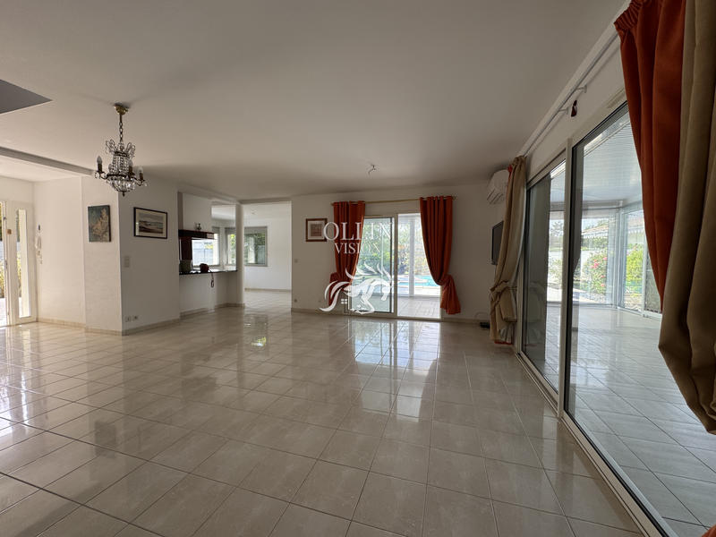 Villa - 208 m² - 9 pièces