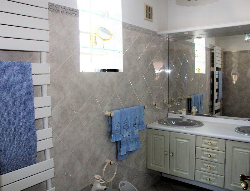 Maison - 230 m² - 6 pièces