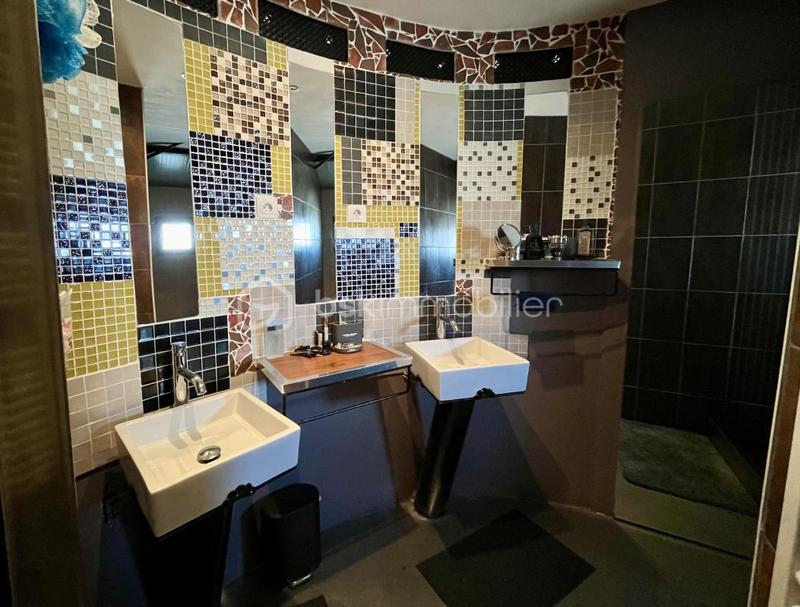 Loft - 147 m² - 8 pièces