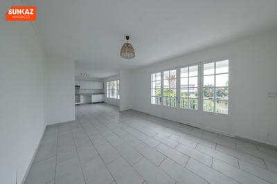 Appartement - 90 m² - 3 pièces