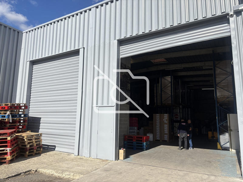 Entrepôt - 3 244 m²