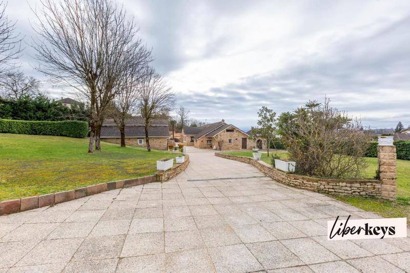 Propriété - 222 m² - 8 pièces