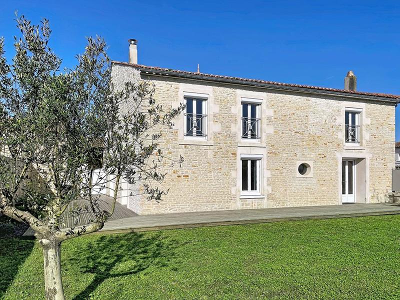 Maison - 232 m² - 8 pièces