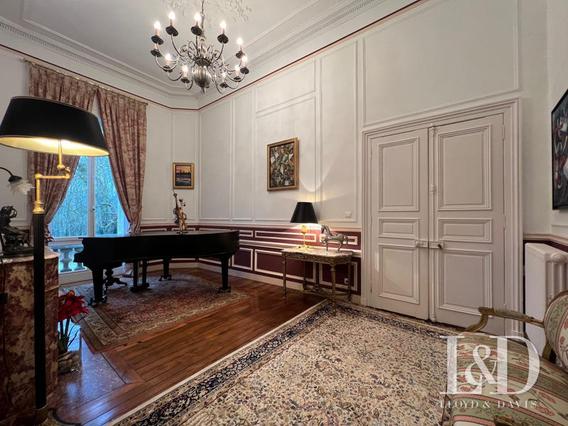 Maison - 710 m² - 15 pièces