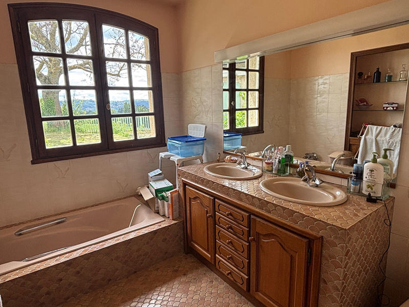 Maison - 235 m² - 9 pièces