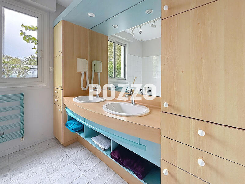 Maison - 256 m² - 8 pièces