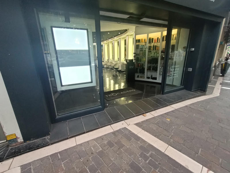 Fonds de commerce - Magasins - 156 m²