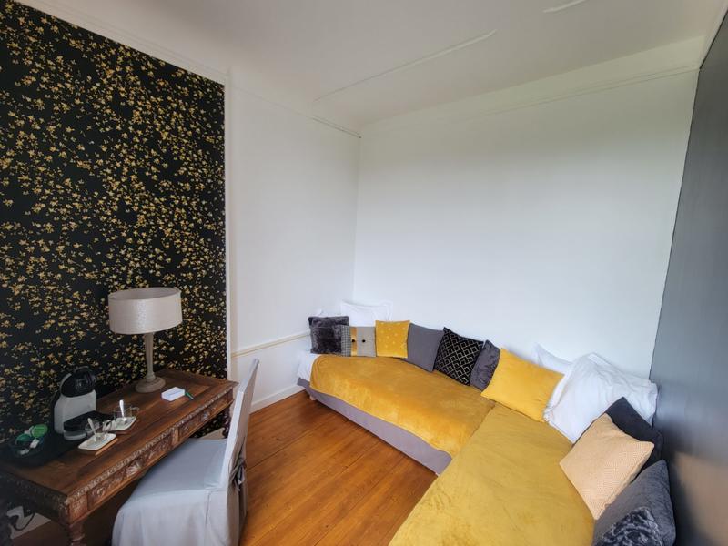 Maison - 1 700 m² - 75 pièces