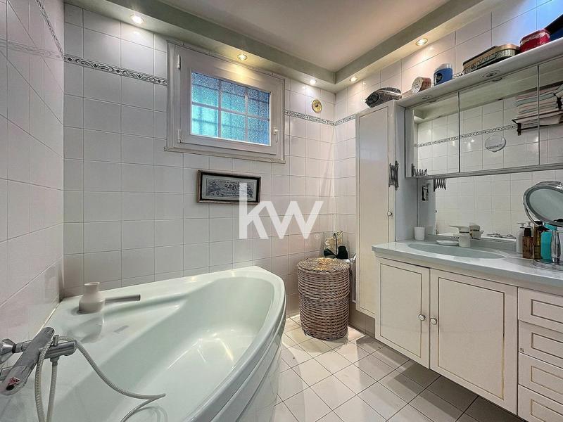 Maison - 200 m² - 7 pièces