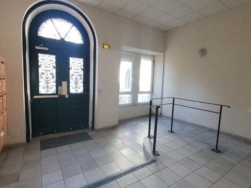 Local d'activité / Entrepôt - 27 m² - 5 pièces