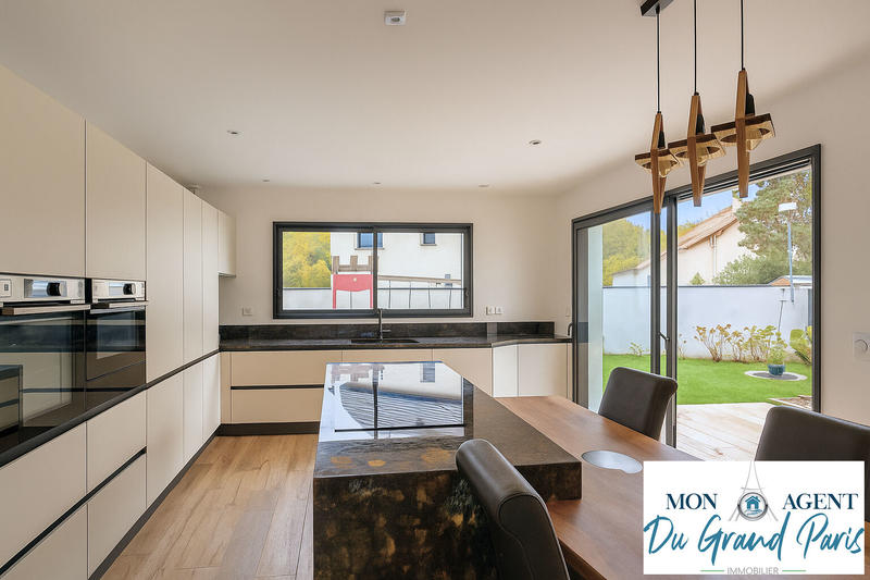 Maison - 230 m² - 7 pièces