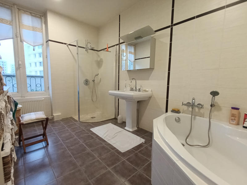 Maison - 242 m² - 9 pièces