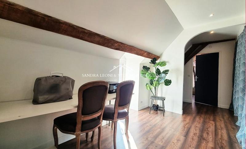 Maison - 220 m² - 8 pièces