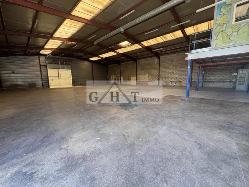 Entrepôt - 1 100 m²