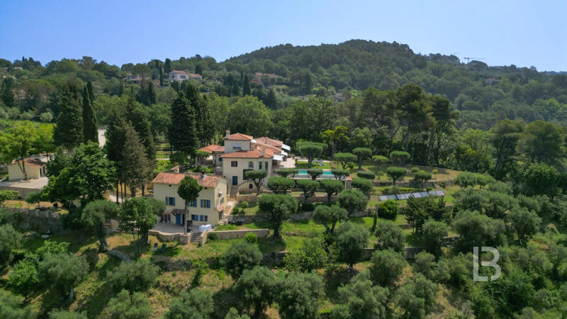 Maison - 390 m² - 12 pièces