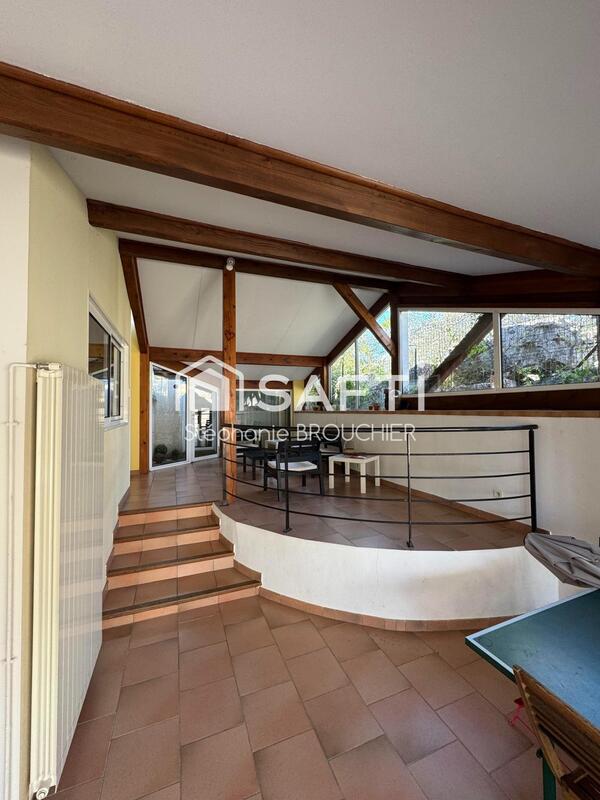 Maison - 221 m² - 8 pièces