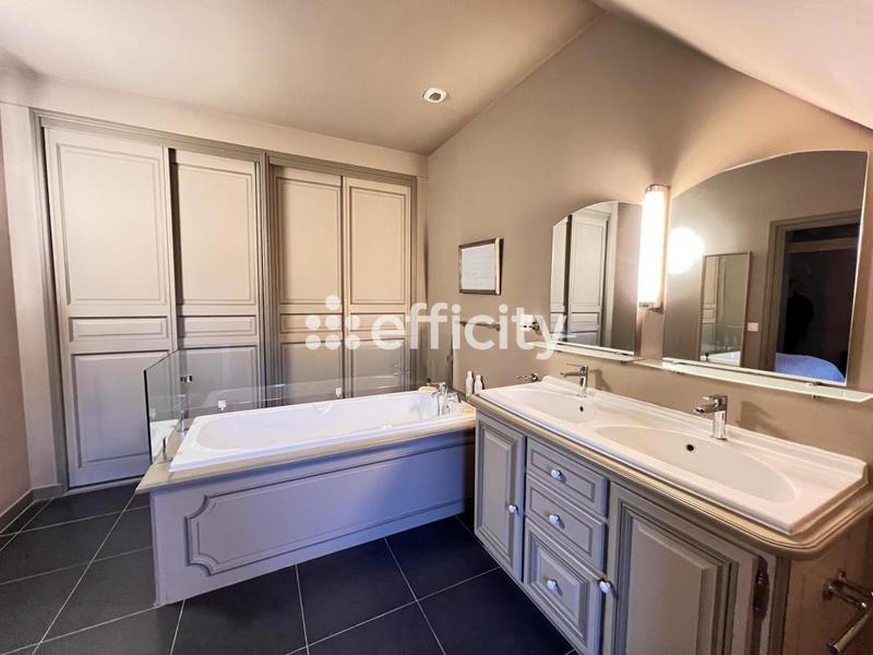 Maison - 447 m² - 12 pièces