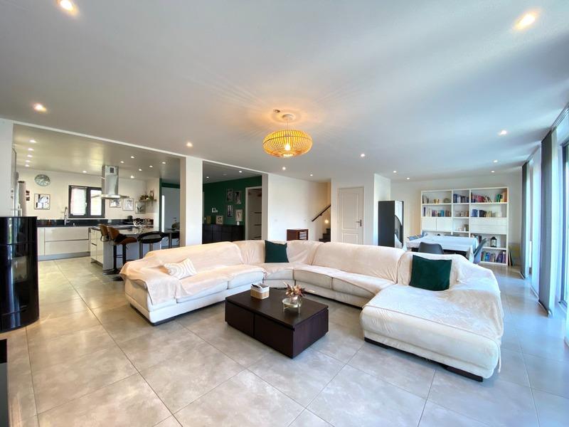 Maison - 225 m² - 8 pièces