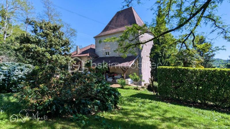 Maison - 313 m² - 10 pièces