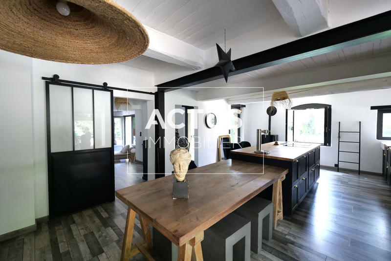 Maison - 233 m² - 8 pièces