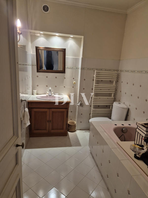 Maison - 305 m² - 11 pièces