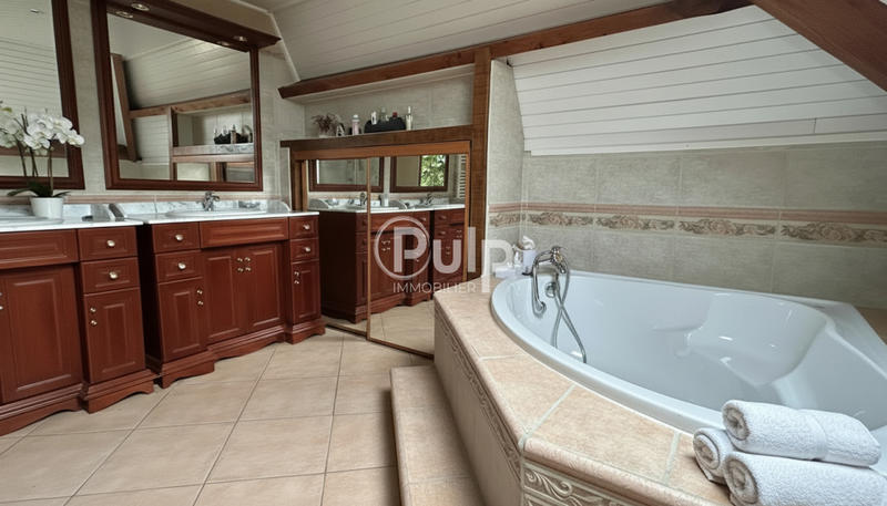 Maison - 195 m² - 8 pièces