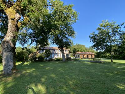 Maison - 240 m² - 10 pièces