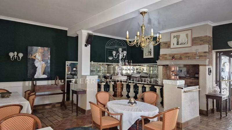 Maison - 438 m² - 16 pièces