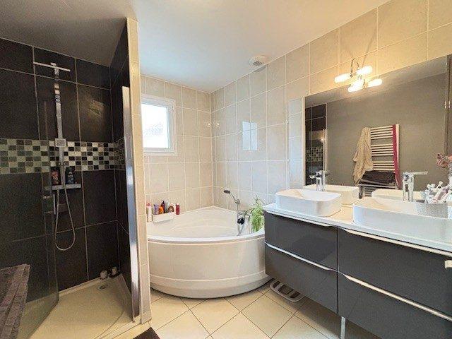 Maison - 96 m² - 5 pièces