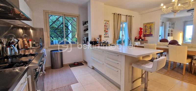 Maison traditionnelle - 241 m² - 6 pièces