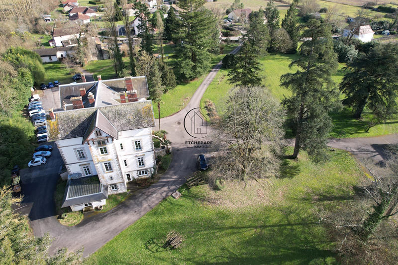 Propriété - 1 200 m² - 50 pièces