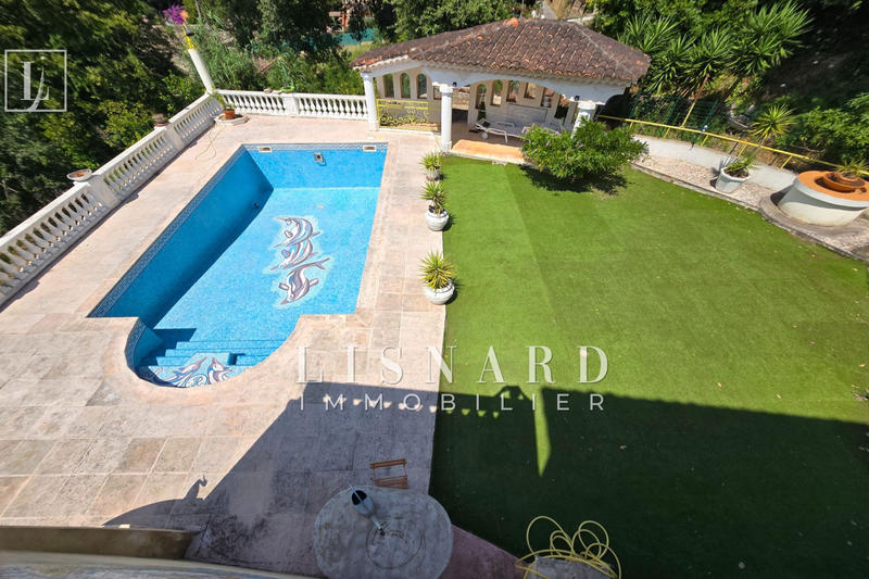 Maison - 240 m² - 6 pièces